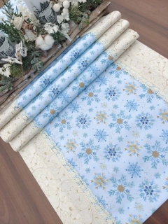 Běhoun vánoční - zlaté vločky na světle modré v kombinaci se zlatými větvičkami na smetanové | 42 x 137 cm