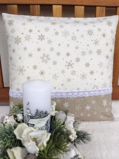 Povlak na polštář 40 x 40 cm – béžové vločky na bílé s krajkou | Ruční výroba