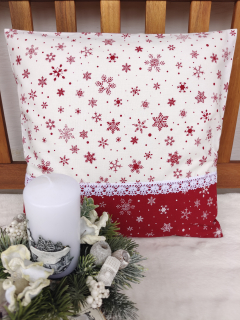 Povlak na polštář 40 x 40 cm – červené vločky na bílé s krajkou | Ruční výroba z bavlny