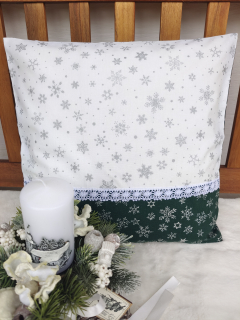 Povlak na polštář 40 x 40 cm – stříbrné vločky na bílé s krajkou | Ruční výroba z bavlny