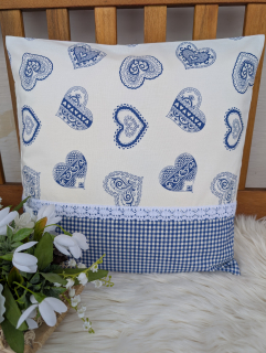 Povlak na polštář 40 x 40 cm – zdobená modrá srdíčka v kombinaci s venkovsky modrou kostičkou a krajkou