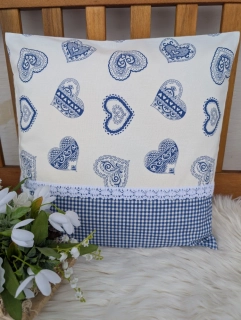 Povlak na polštář 40 x 40 cm – zdobená modrá srdíčka v kombinaci s venkovsky modrou kostičkou a krajkou