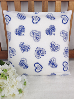 Povlak na polštář 40 x 40 cm – zdobená modrá srdíčka na bílé
