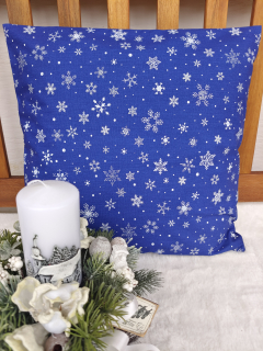 Povlak na polštář 40 x 40 cm – Bílé vločky na modré | Ruční výroba z bavlny