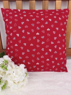 Povlak na polštář 40 x 40 cm – Drobná šedá srdíčka na červené | Ruční výroba z bavlny