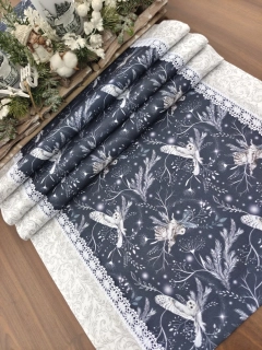 Běhoun vánoční - zimní sovy na tmavě modré lemované stříbrnými ornamenty | 43 x 136 cm
