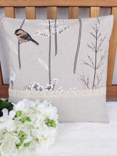 Povlak na polštář 40 x 40 cm – Ptáčci na louce s krajkou | Ruční výroba