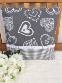 Povlak na polštář 40 x 40 cm – bílá srdce na šedé v kombinaci s kostičkou a krajkou