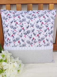 Povlak na polštář 40 x 40 cm – Velikonoční kohoutci a slepičky na šedé s kostičkou | Ruční výroba z bavlny