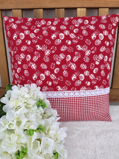 Povlak na polštář 40 x 40 cm – Velikonoční vajíčka na červené a krajkou | Ruční výroba z bavlny
