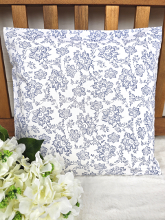 Povlak na polštář 40 x 40 cm – modré růžičky na bílé | Ruční výroba