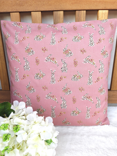 Povlak na polštář 40 x 40 cm – Béžoví zajíčci na starorůžové | Ruční výroba z bavlny