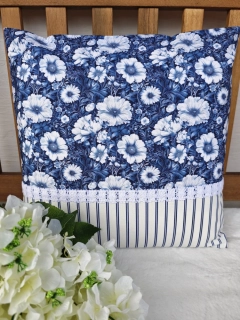 Povlak na polštář 40 x 40 cm – Inkoustově modré květy s proužkem | Ruční výroba