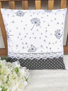Povlak na polštář 40 x 40 cm – pampelišky v kombinaci s šedým puntíkem a krajkou | Ruční výroba