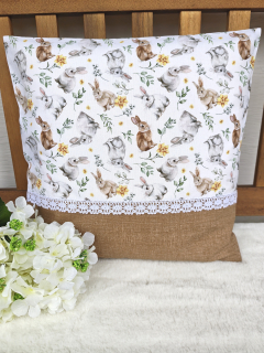Povlak na polštář 40 x 40 cm – králíčci a narcisky s hnědou | Ruční výroba