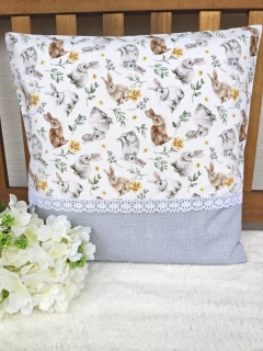 Povlak na polštář 40 x 40 cm – králíčci a narcisky s šedou | Ruční výroba