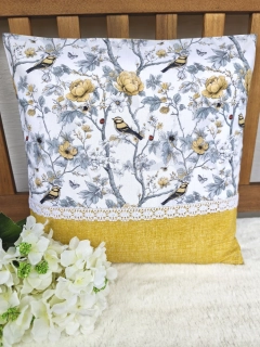 Povlak na polštář 40 x 40 cm – sýkorky a žluté růže s krajkou | Ruční výroba