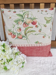 Povlak na polštář 40 x 40 cm – Jahody na režném vzhledu s krajkou | Ruční výroba