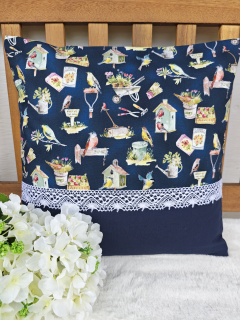 Povlak na polštář 40 x 40 cm – ptačí festival v zahradě s krajkou | Ruční výroba z bavlny