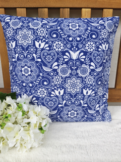 Povlak na polštář 40 x 40 cm – folklórní vzor bílý na modré | Ruční výroba z bavlny