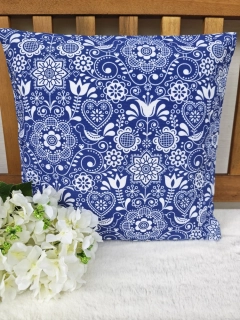 Povlak na polštář 40 x 40 cm – folklórní vzor bílý na modré | Ruční výroba z bavlny