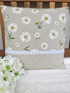 Povlak na polštář 40 x 40 cm – kopretiny na béžové s krajkou | Ruční výroba
