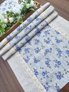 Běhoun – ubrus na stůl modré růžičky a razítka na režné | 42 x 131 cm