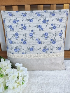 Povlak na polštář 40 x 40 cm – Modré růžičky a razítka na režné s krajkou | Ruční výroba z bavlny
