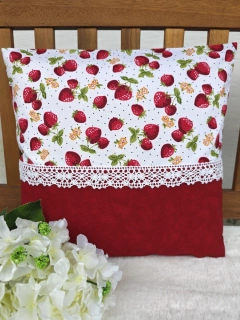 Povlak na polštář 40 x 40 cm – Drobné jahody v kombinaci s červeným mramorem s krajkou | Ruční výroba
