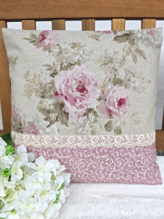 Povlak na polštář 40 x 40 cm – zámecké vintage růže na režné s krajkou | Ruční výroba z bavlny