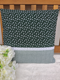 Povlak na polštář 40 x 40 cm – Drobné bílé kytičky na tmavě zelené v kombinaci s kostičkou | Ruční výroba z bavlny