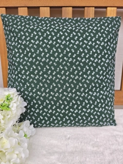 Povlak na polštář 40 x 40 cm – Drobné bílé kytičky na tmavě zelené | Ruční výroba z bavlny