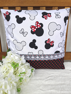 Povlak na polštář 40 x 40 cm – dětský polštář pro holčičky Minnie Mouse s puntíkem a krajkou | Ruční výroba z bavlny