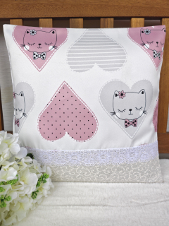 Povlak na polštář 40 x 40 cm – dětský polštář pro holčičky kočičky a srdíčka | Ruční výroba z bavlny