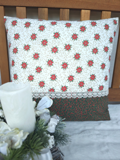 Povlak na polštář 40 x 40 cm – vánoční růže na smetanové se zelnými bobulemi a krajkou