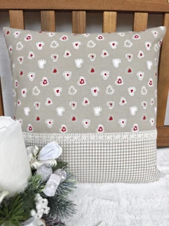 Povlak na polštář 40 x 40 cm bílá a červená srdíčka na béžové s kostičkou s krajkou– bílá a červená srdíčka na béžové s kostičkou