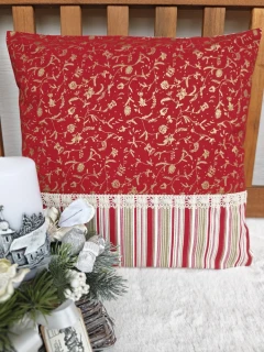 Povlak na polštář 40 x 40 cm – zlaté jmelí na červené s proužkem a krajkou