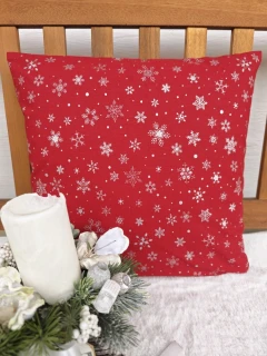 Vánoční povlak na polštář 40 x 40 cm – stříbrné vločky na červené
