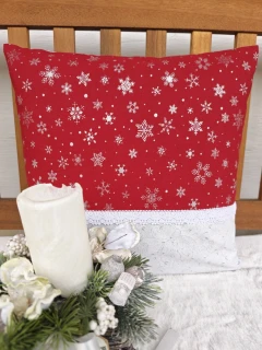 Vánoční povlak na polštář 40 x 40 cm – stříbrné vločky na červené s krajkou