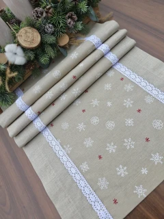 Běhoun vánoční - bílé a červené vločky na béžové lemované béžovou v režném efektu | 42 x 140 cm