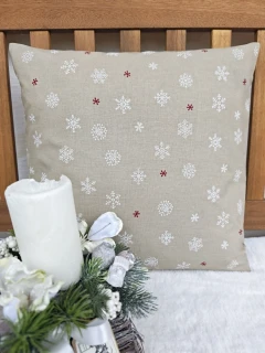 Povlak na polštář 40 x 40 cm – bílé a červené vločky na béžové