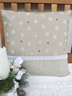 Povlak na polštář 40 x 40 cm – bílé a červené vločky na béžové s krajkou