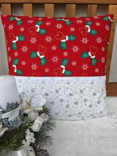 Povlak na polštář 40 x 40 cm –zimní palčáky na červené v kombinaci se stříbrnými šiškami