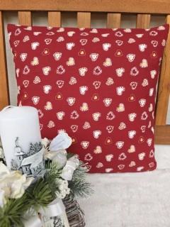 Povlak na polštář 40 x 40 cm – bílá a zlatá drobná srdíčka na vínové