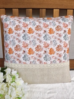 Povlak na polštář 40 x 40 cm – podzimní žaludy a listí v kombinaci s béžovou a krajkou