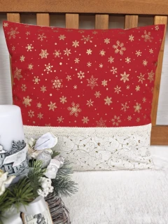 Vánoční povlak na polštář 40 x 40 cm – zlaté vločky na červené s krajkou