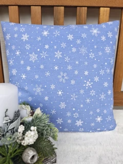Vánoční povlak na polštář 40 x 40 cm – bílé vločky na pomněnkově modré