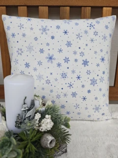 Vánoční povlak na polštář 40 x 40 cm – pomněnkově modré vločky na bílé