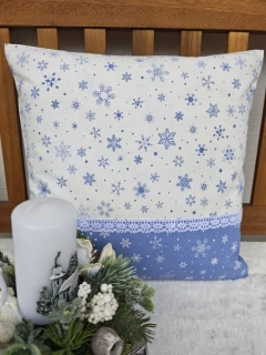 Vánoční povlak na polštář 40 x 40 cm – pomněnkově modré vločky na bílé s krajkou