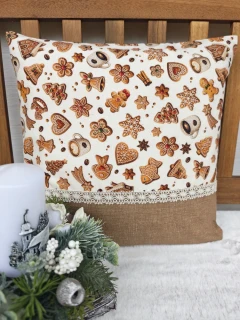 Vánoční povlak na polštář 40 x 40 cm – vánoční perníčky na přírodní s krajkou